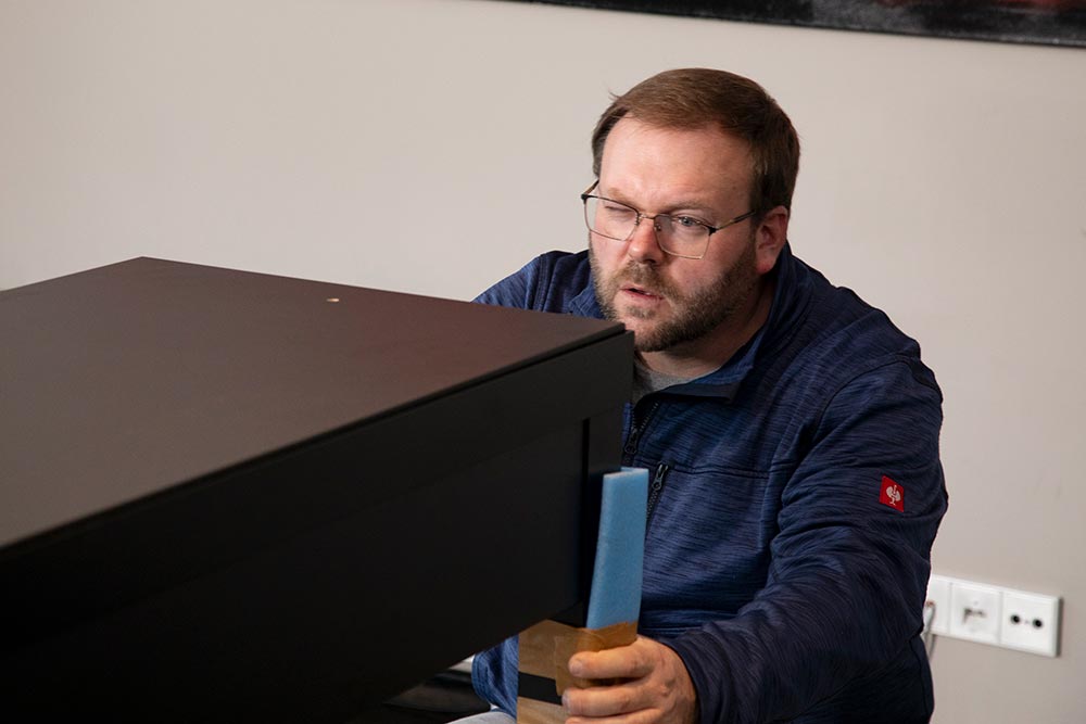 Langenbrunner Vitrinen und Service Sorgfalt bei der Montage