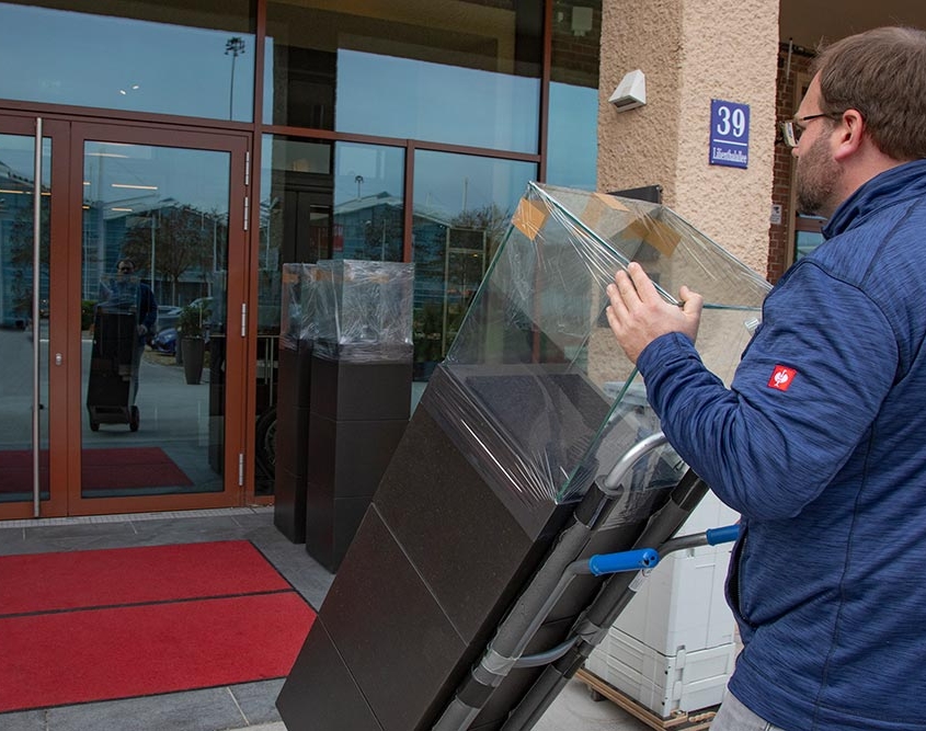 Persönliche Anlieferung und Installation der Langenbrunner Vitrinen