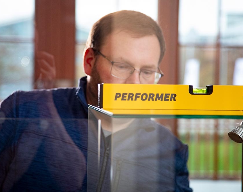 Langenbrunner Vitrinen und Service Präzision ist unsere Passion