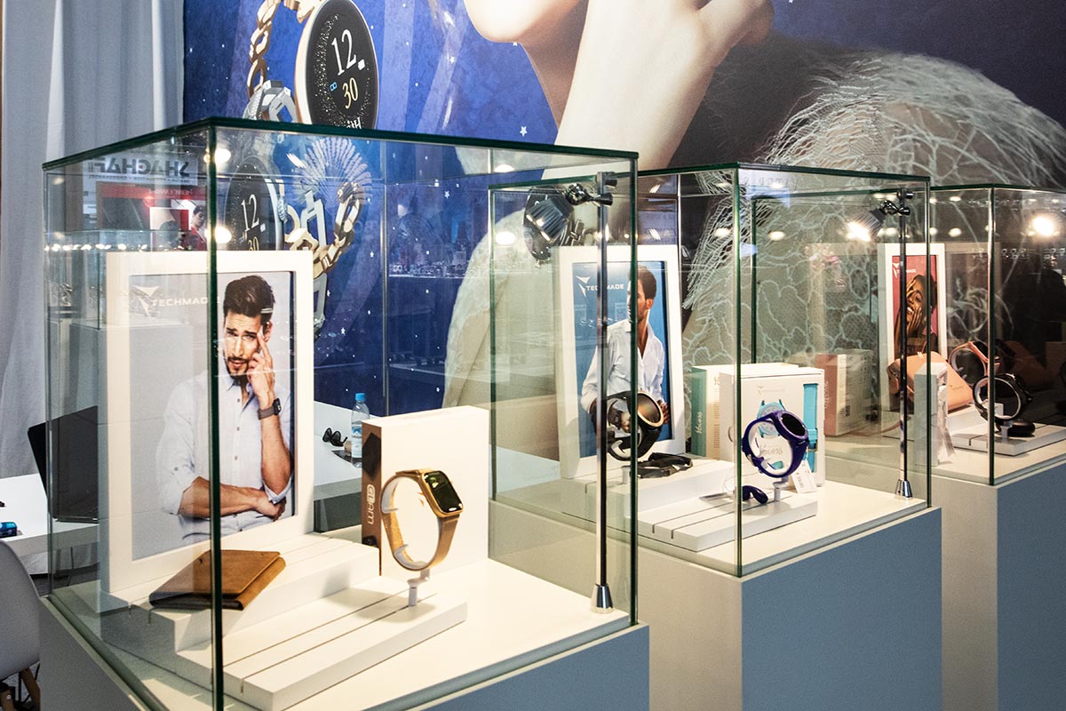 Stilvolle Design-Vitrine von Langenbrunner mit edlen Armbanduhren für eine hochwertige und professionelle Präsentation