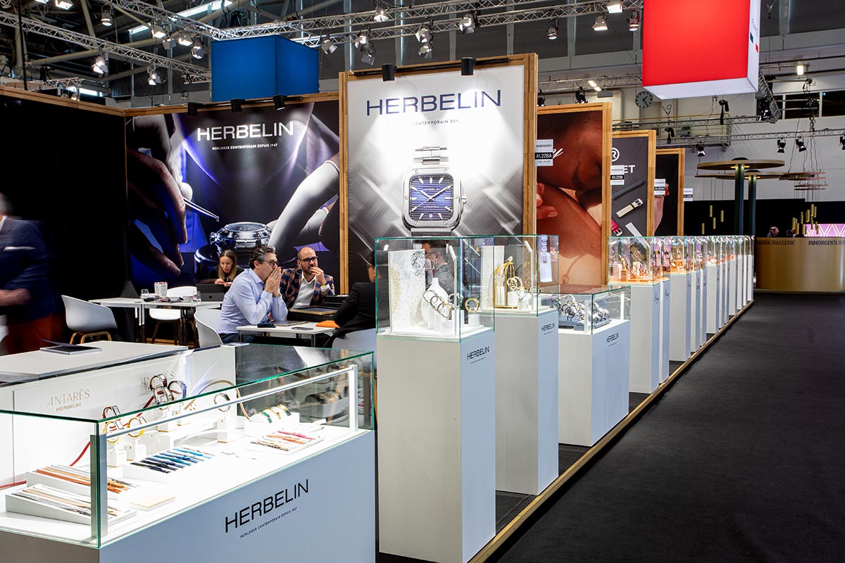 Beleuchtete Glasvitrine von Langenbrunner mit Luxusuhren sorgt für eine stilvolle Markenpräsentation und erhöht die Kundenbindung