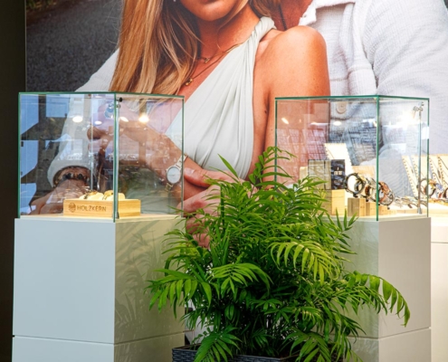 Minimalistische Präsentationsvitrine von Langenbrunner mit Beleuchtung schafft hochwertiges Ambiente zur emotionalen Ansprache potenzieller Käufer