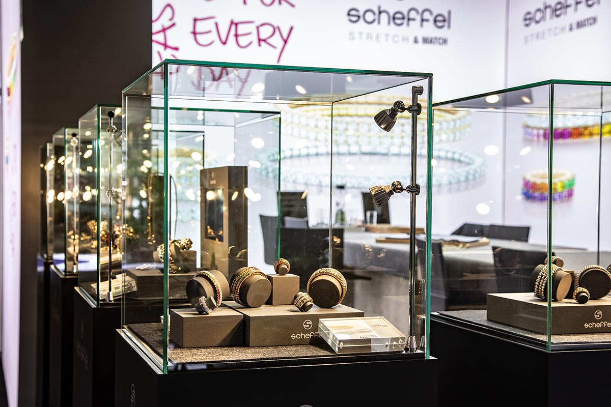 Glasvitrine von Langenbrunner mit hochwertigem Schmuck zur verkaufsfördernden Präsentation wertvoller Stücke