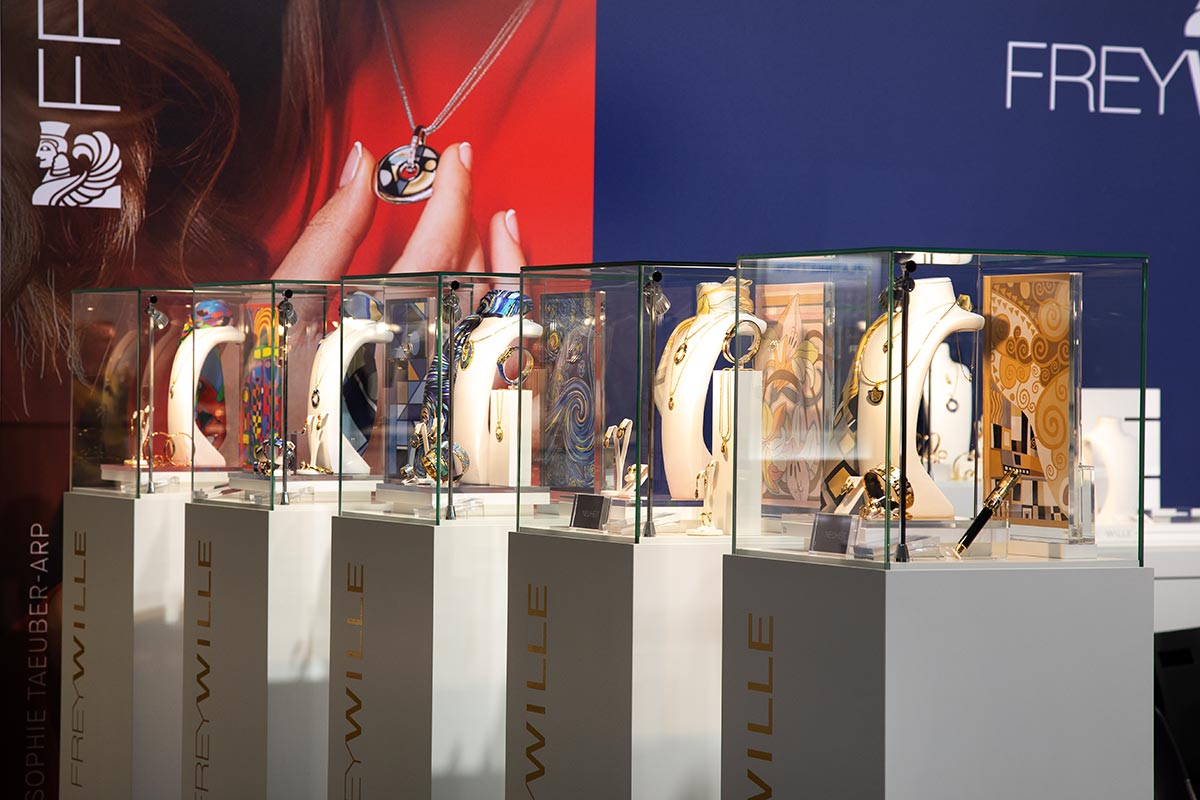 Langenbrunner Mietvitrine mit Luxusuhren auf einem Messestand – zur stilvollen Inszenierung der Marke.